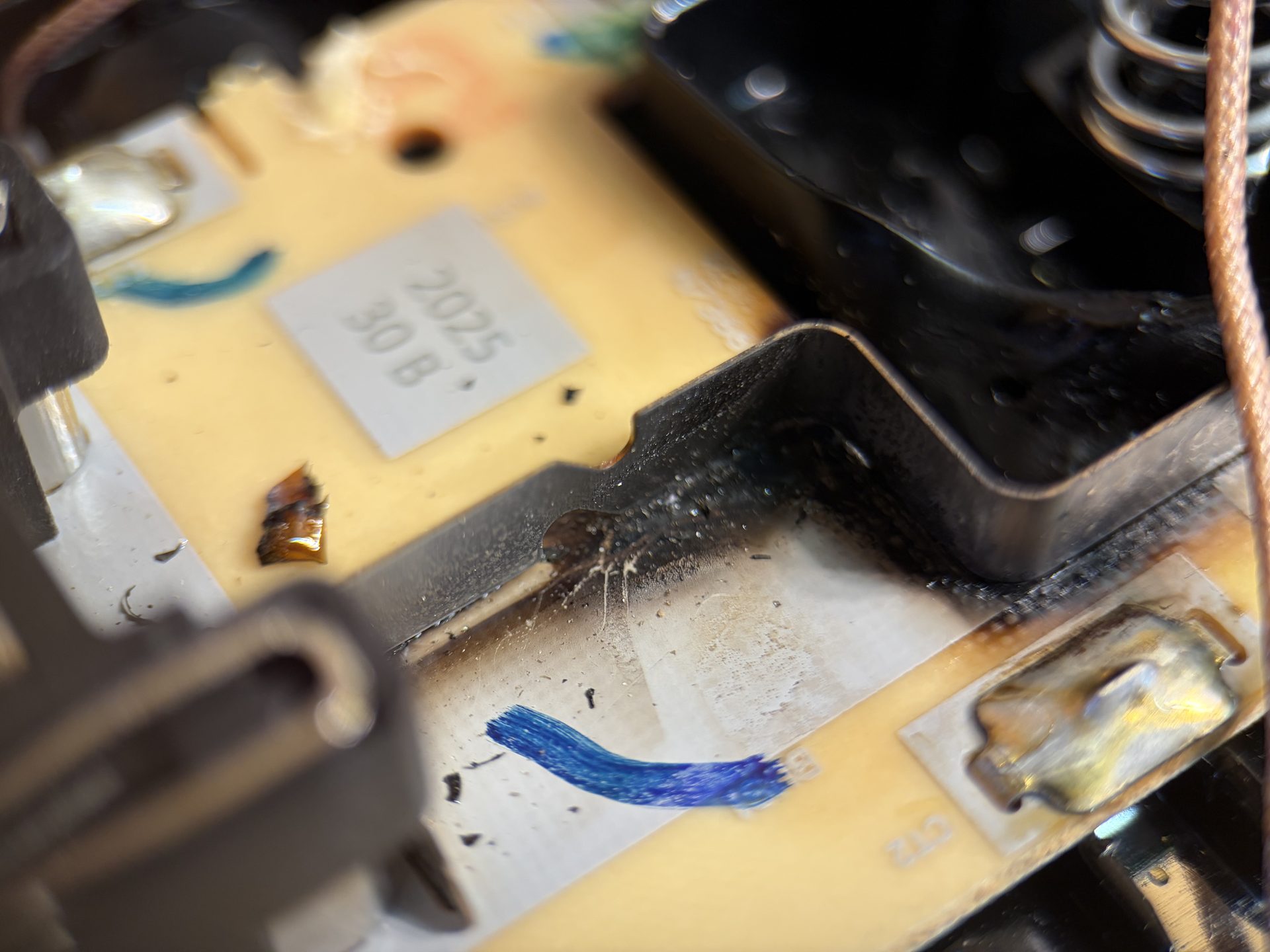 Heat accumulating on cell-side of positive terminal busbar