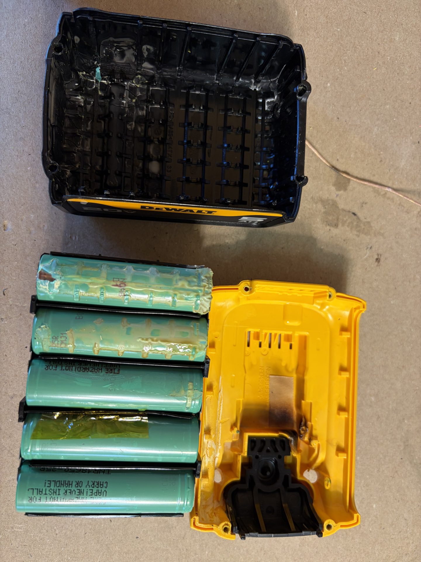 DEWALT 20V MAX 5 Ah Lithium Ion Battery DCB205 teardown photo 5