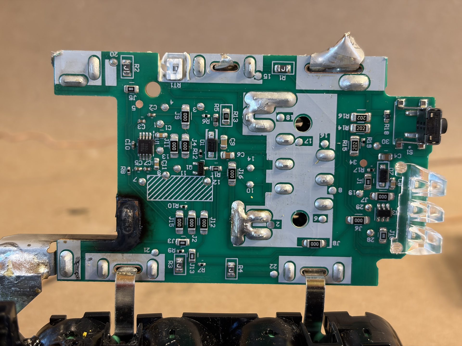 DEWALT 20V MAX 5 Ah Lithium Ion Battery DCB205 teardown photo 7