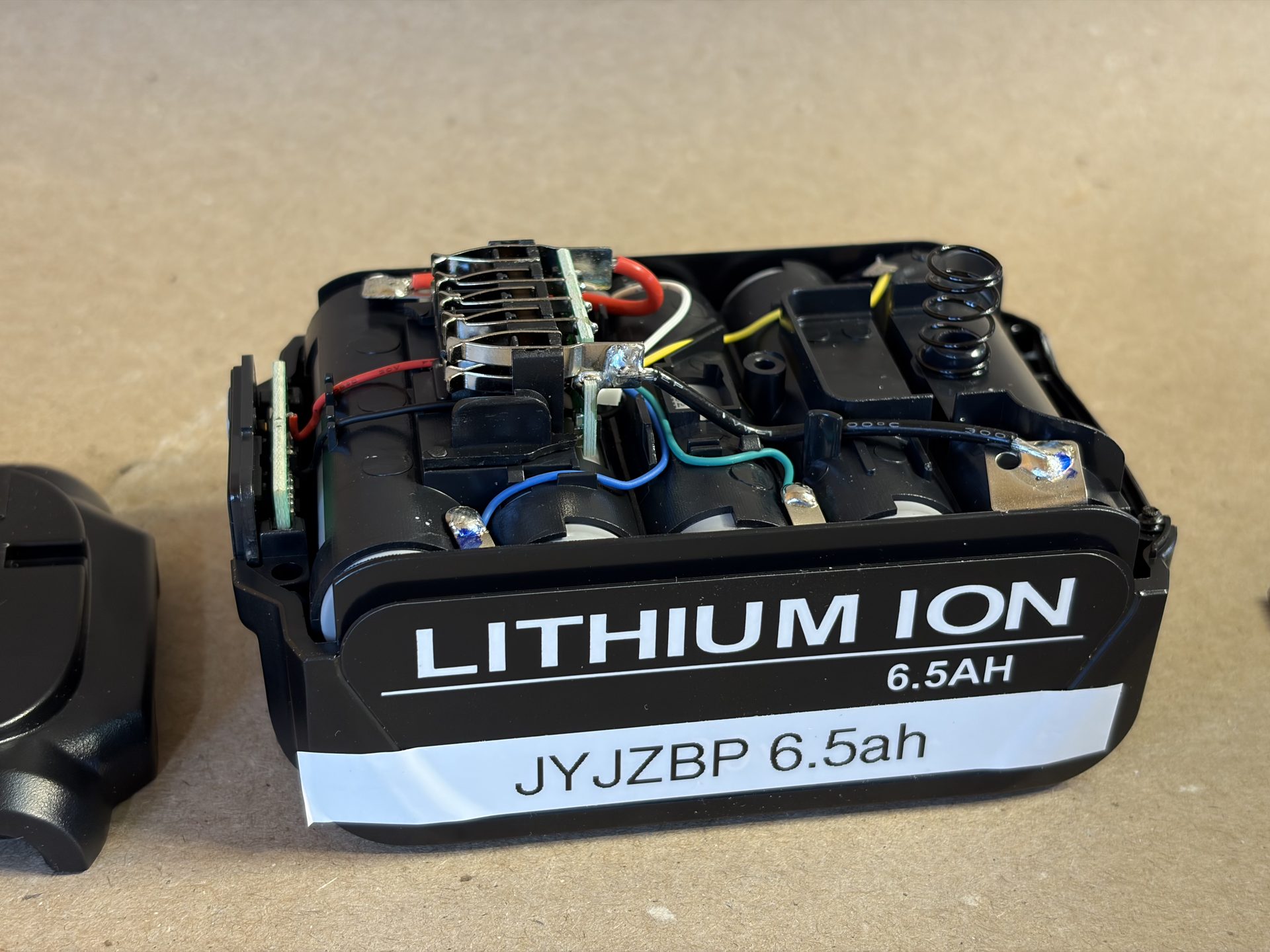 Common cheap pack design, shared by multiple budget battery brands