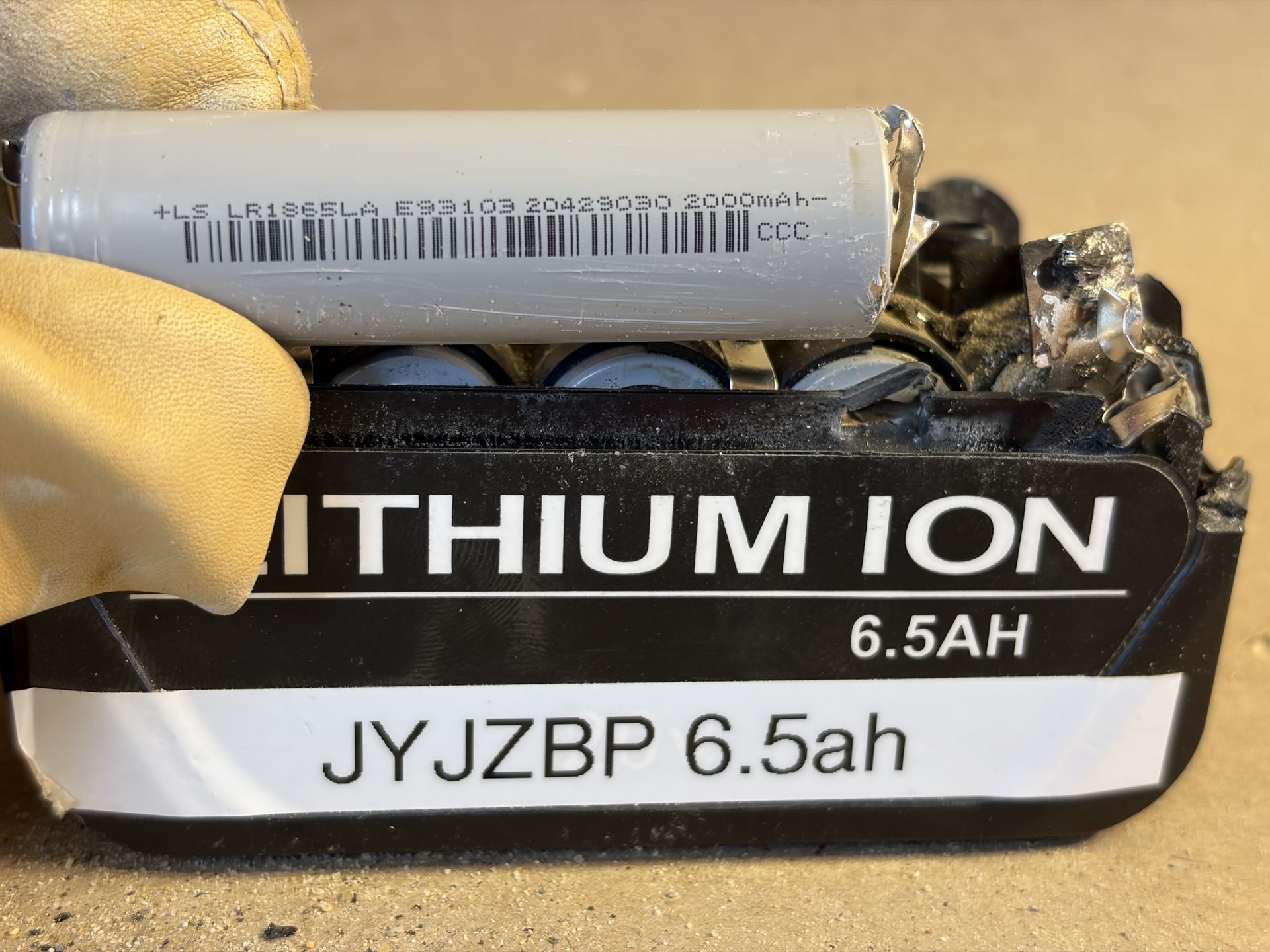 Cell label: +LS LR1865LA E93103 20429030 2000mAh