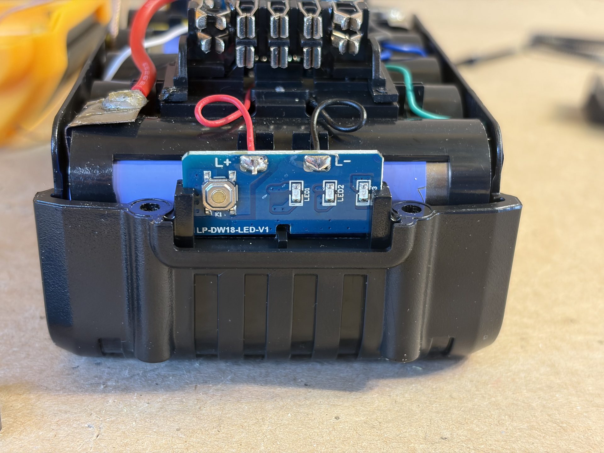 Ndoge True 8000mAh Replacement for DeWalt 20V Max Battery teardown photo 4