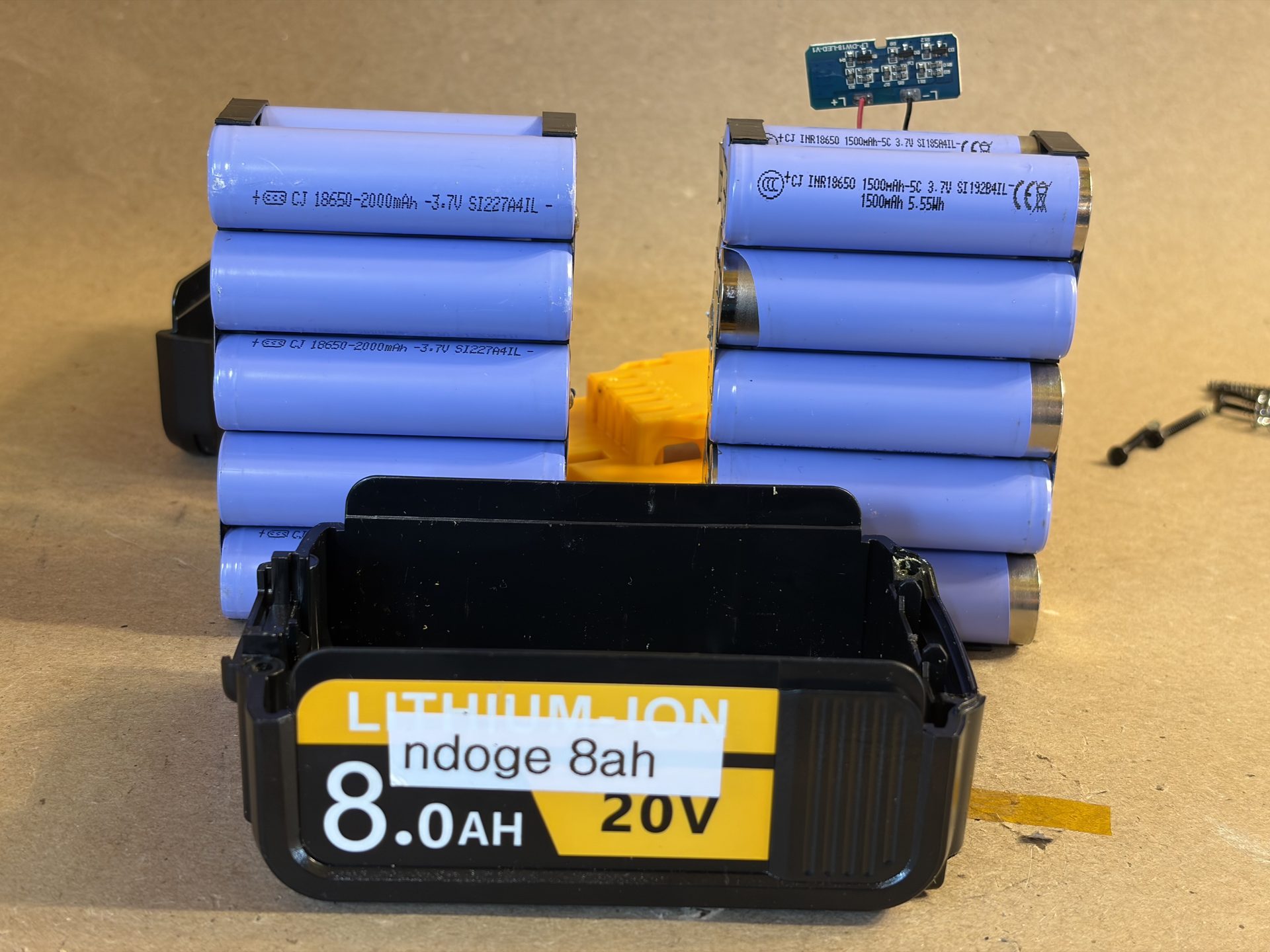 Two completely different cells within the same 4-pack from Amazon. Not a great sign. Cell labels: CJ 18650-2000mAh 3.7V SI227A4IL // CJ INR18650 1500mAh-5C 3.7V SI192B4IL 1500mAh 5.55Wh