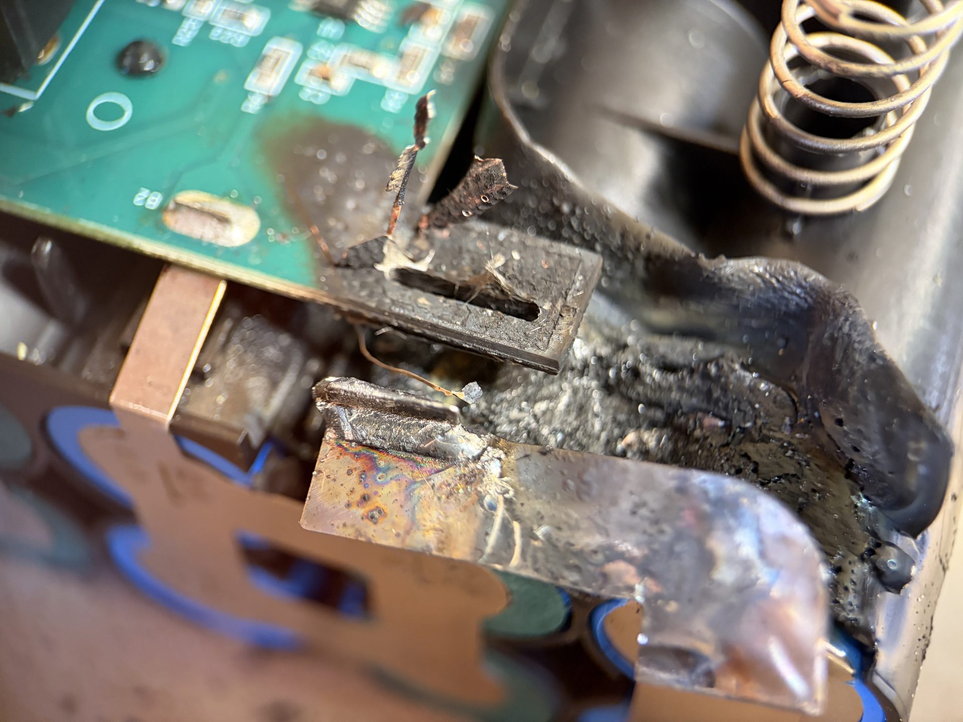 De-soldered busbar and PCB junction