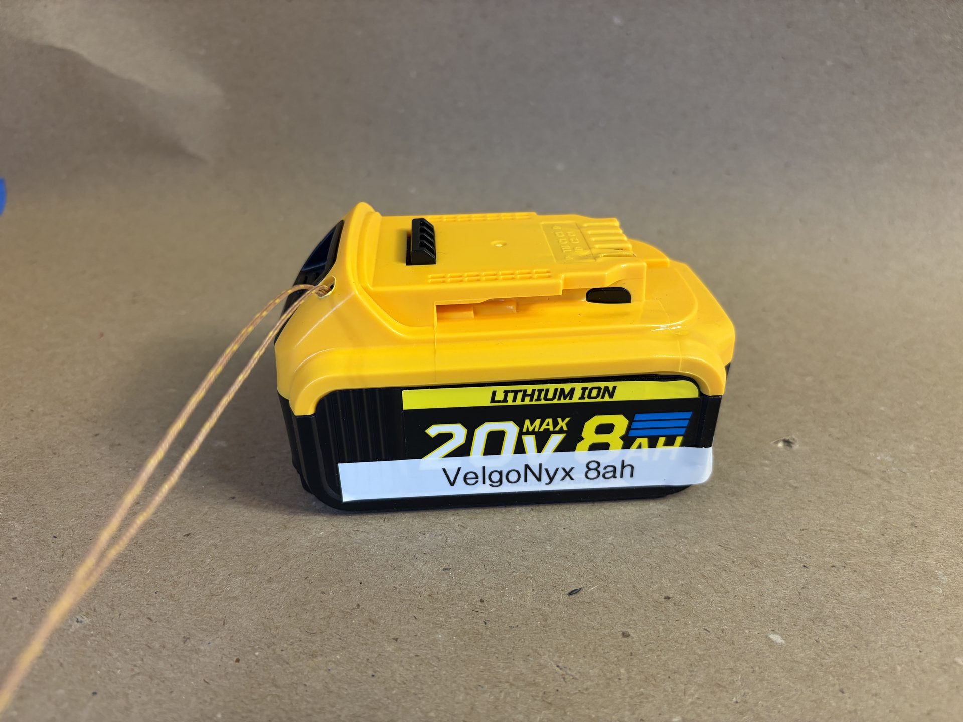 VelgoNyx 8Ah Replacement Compatible for Dewalt teardown photo 1