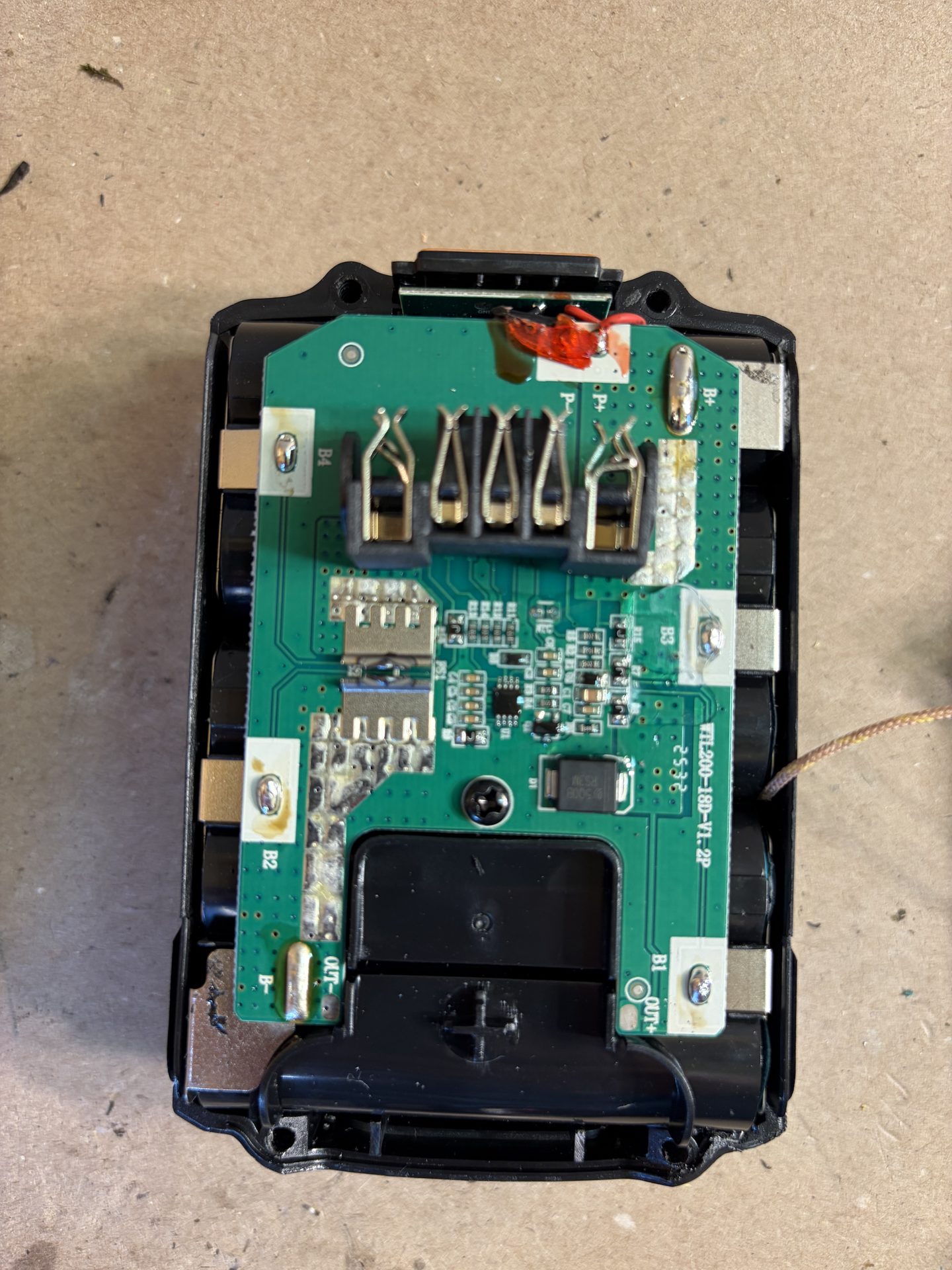 Solid current routing and robust mechanical construction