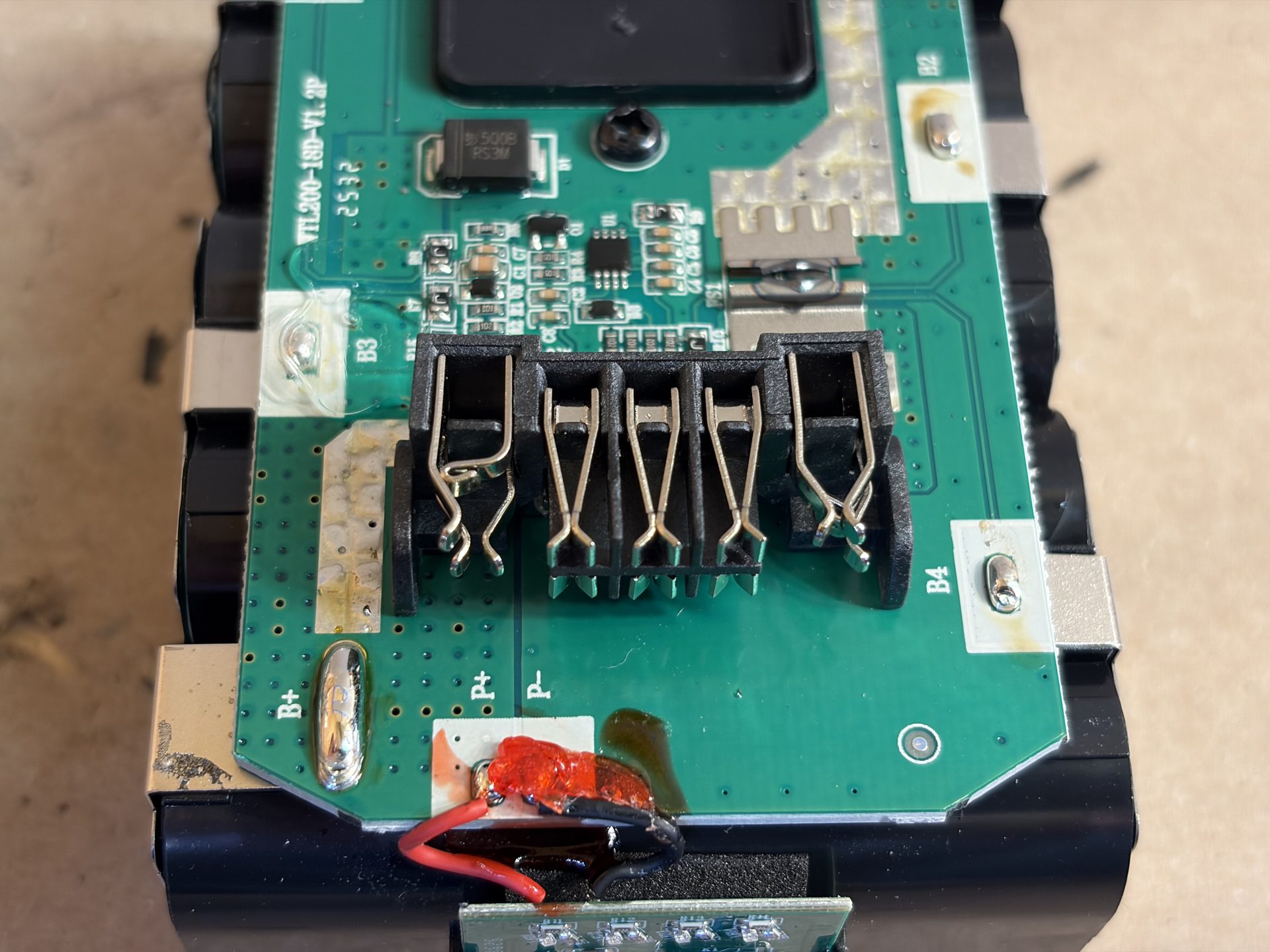 Flimsy tool electrodes that are prone to bending and failure. This battery came with one already bent out of place.