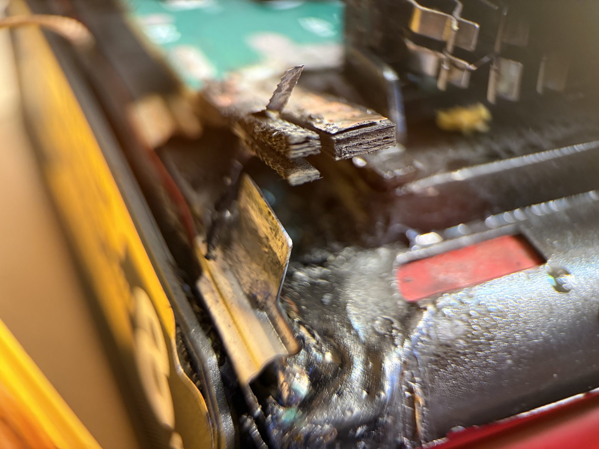 De-soldered / melted busbar <-> PCB connection